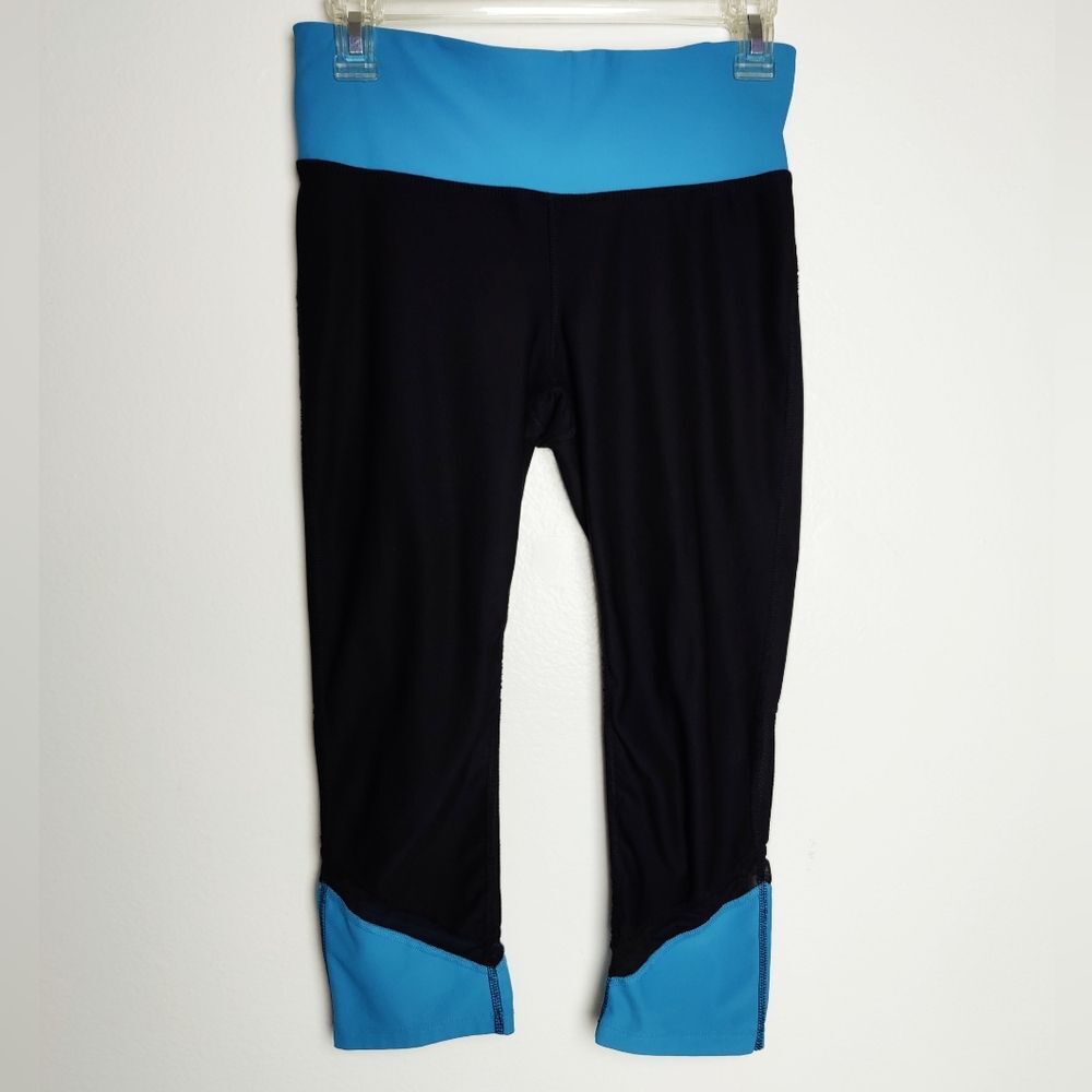 Xersion EUC Fitted Mid Rise Cropped Capri Leggings, Black/Turquoise, Size S